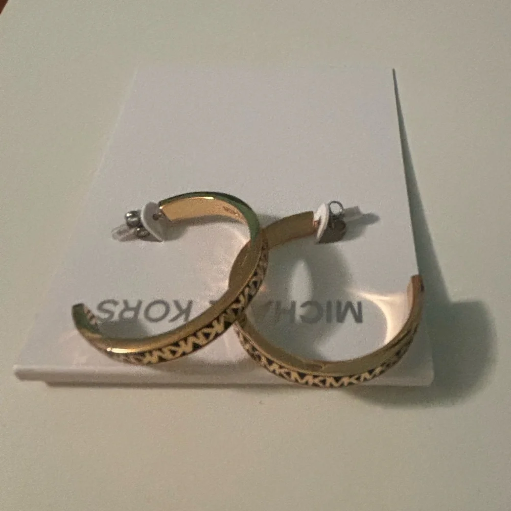 MICHAEL KORS BLACK & GOLD LOGO HOOP EARRINGS NWT